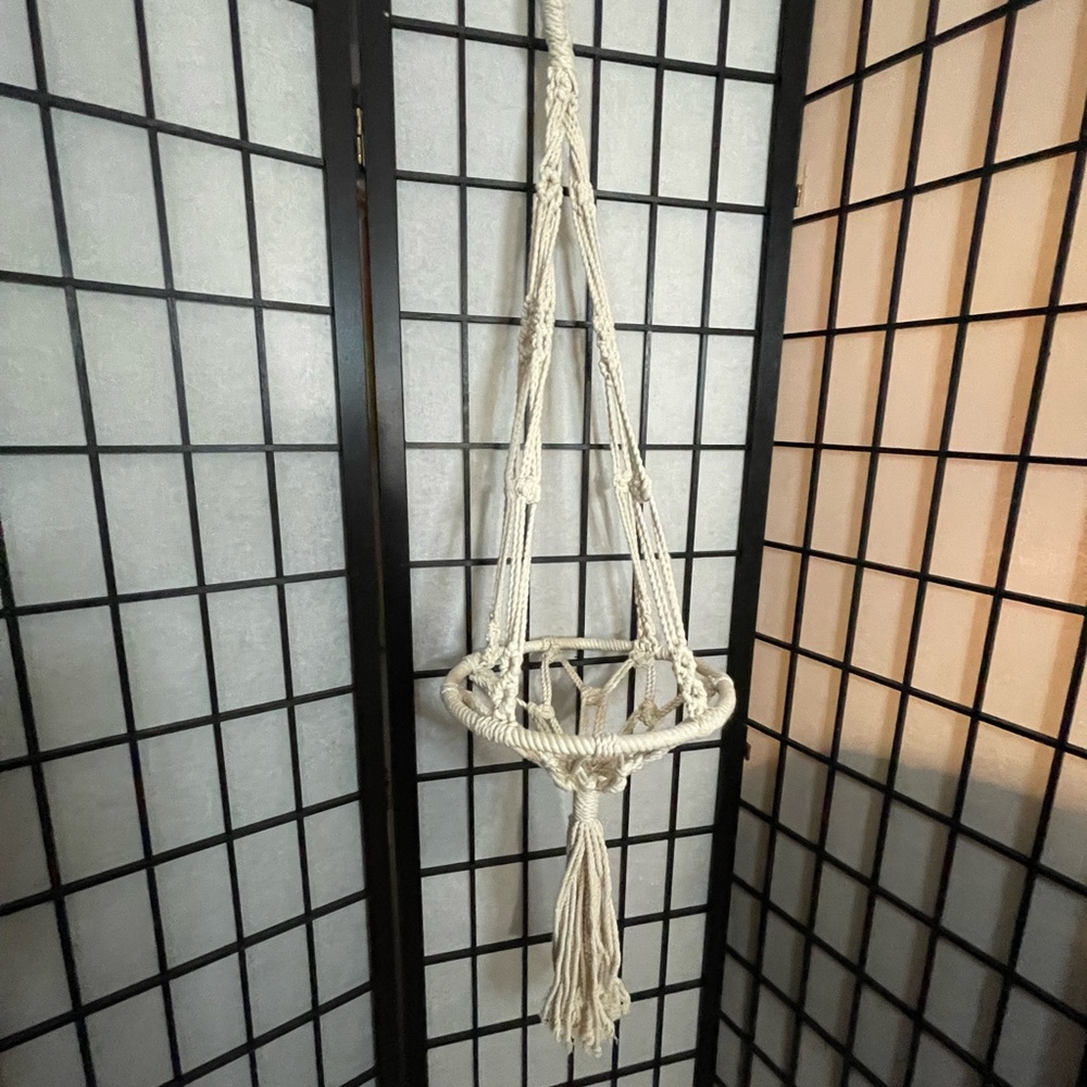 Macrame plant hanger